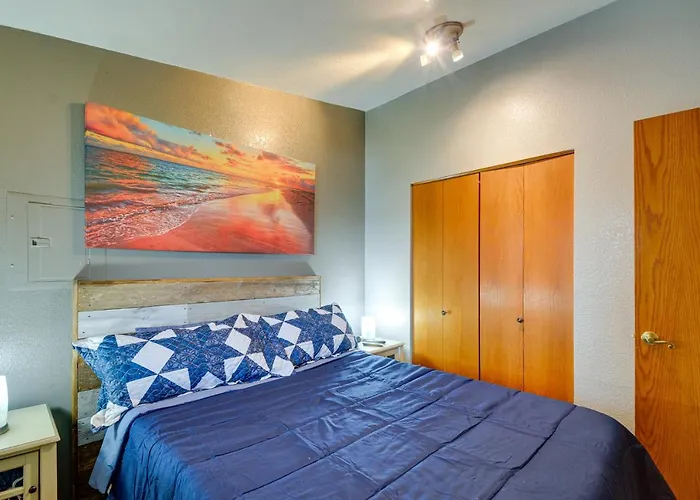 Dog-Friendly Ocean Shores Condo With Balcony And Views